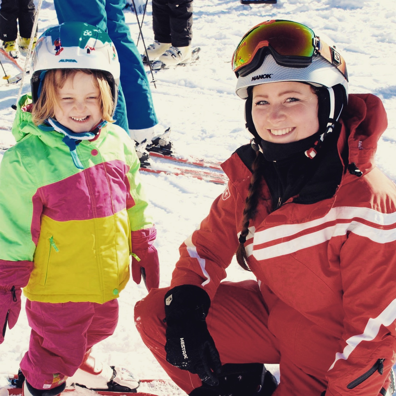 Luise als Skilehrer mit einem Kind