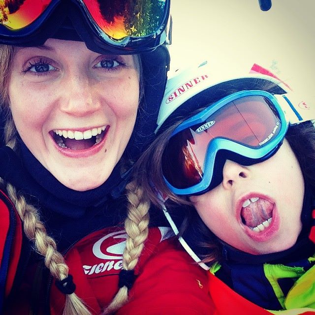 Matilde mit einem jungen Ski Anfänger