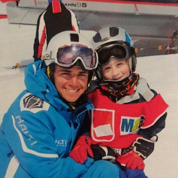Thijs als Skilehrer mit einem Kind